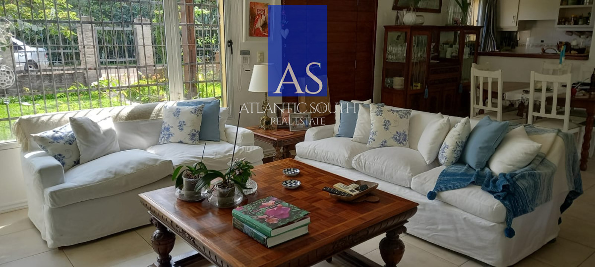 Casa Chalet reciclada venta de 4 suites en Rincón del Indio Playa Brava Punta del Este
