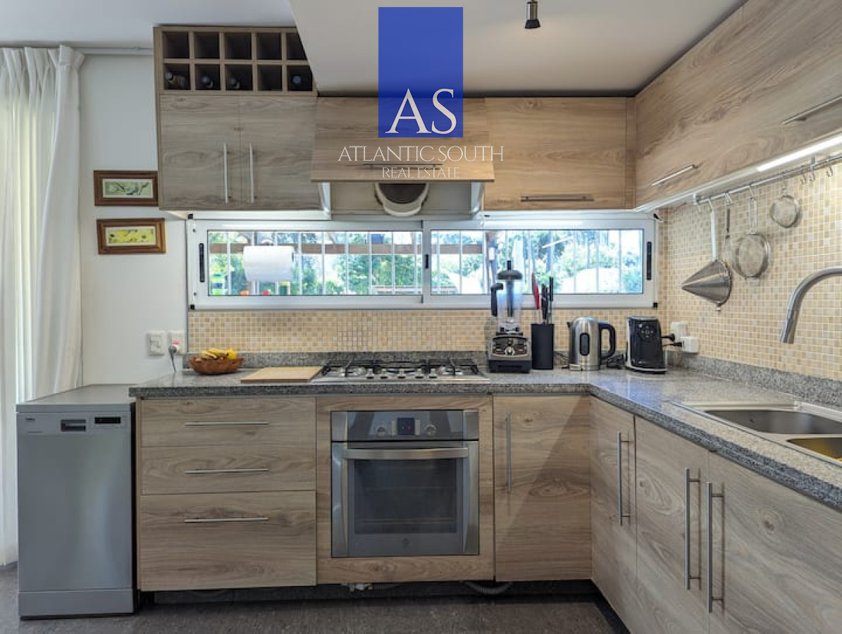 Casa ID.5090 - Casa de 4 dormitorios con piscina y amplio jardín en Punta del Este