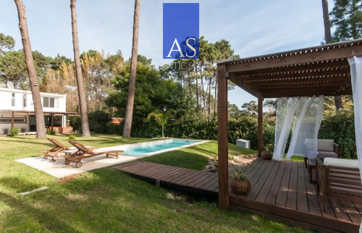 Casa ID.5090 - Casa de 4 dormitorios con piscina y amplio jardín en Punta del Este