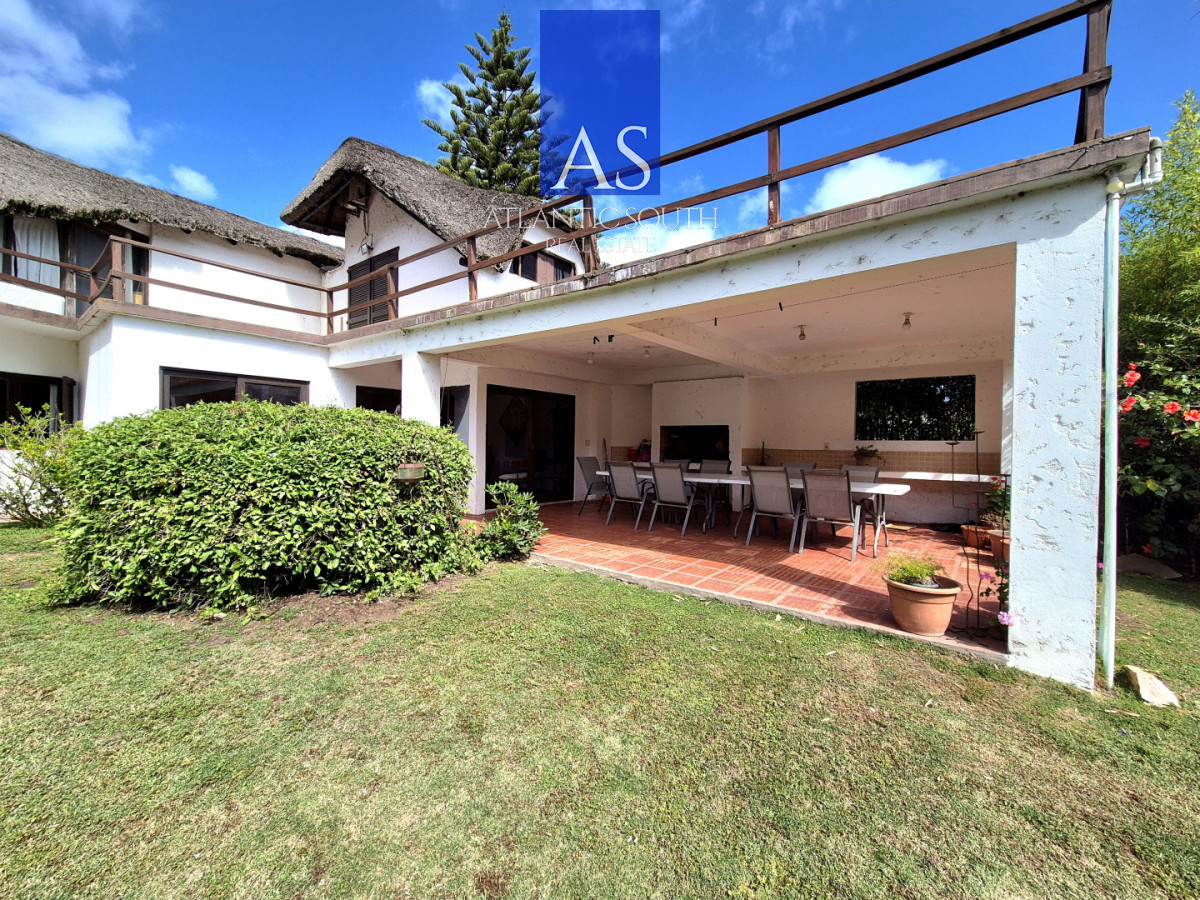 Casa ID.4454 - Casa 4 dormitorios a media cuadra del mar con piscina y jardín Pinares Playa Mansa 