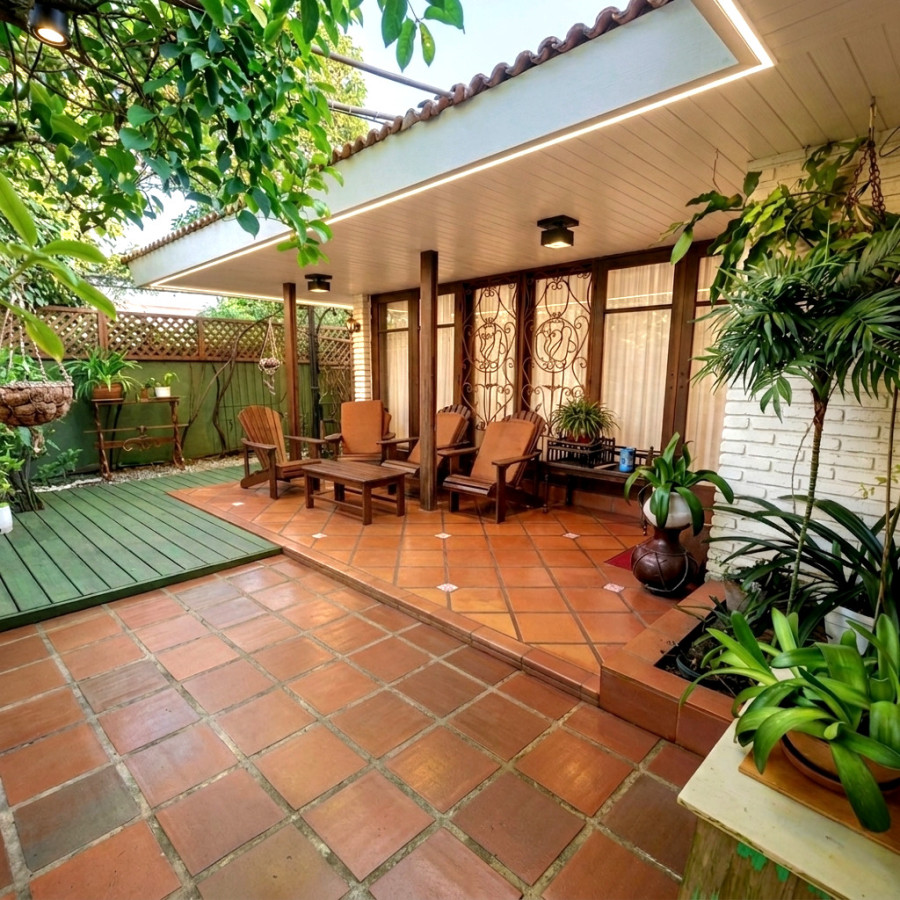 Casa de 4 dormitorios con piscina, barbacoa para 20 personas y parque arbolado, a 300 metros del mar en Punta del Este