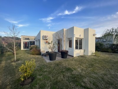Casa 2 dormitorios con piscina Punta Colorada, Maldonado 