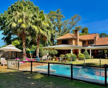 Casa de 5 dormitorios más apartamento en excelente zonal San Rafael