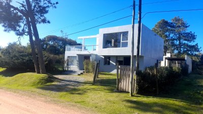 Casa moderna 4 dormitorios con piscina en Playa Brava Punta del Este