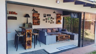 Alquiler anual casa de 3 dormitorios excelente zona con piscina, tina e hidromasaje Punta del Este 