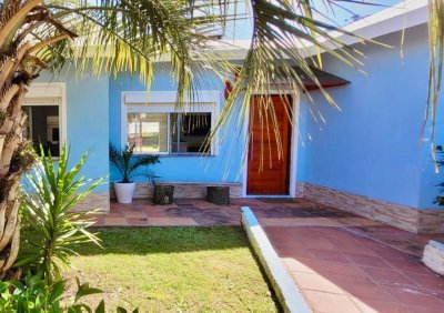 Casa de 3 dormitorios con piscina en Playa Mansa Punta del Este 