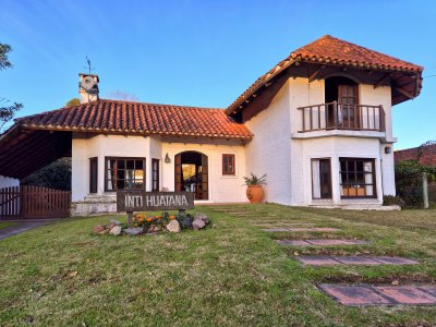 Casa de 3 dormitorios mas dependencia completa barbacoa piscina Pinares Punta del Este