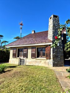 Oportunidad Casa de 4 dormitorios cercana al mar construcción tradicional barbacoa piscina Playa Mansa Punta del Este