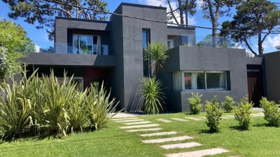 Casa moderna de 3 dormitorios con estilo minimalista a pasos del mar