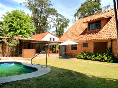 Casa 3 dormitorios construcción tradicional con piscina Playa Mansa Punta del Este