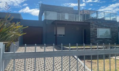 Casa moderna 3 dormitorios 3 baños cochera piscina Pinares Punta del Este