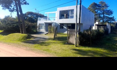 Casa moderna 4 dormitorios con piscina en Playa Brava Punta del Este