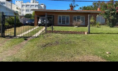Casa de 4 dormitorios con piscina y dependencia a metros de Playa Mansa