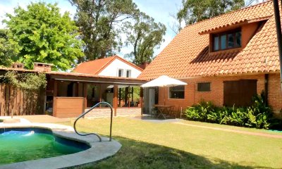 Casa 3 dormitorios construcción tradicional con piscina Playa Mansa Punta del Este