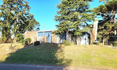 Oportunidad para inversores!! Espectacular casa de gran dimensión en Cantegril Punta del Este