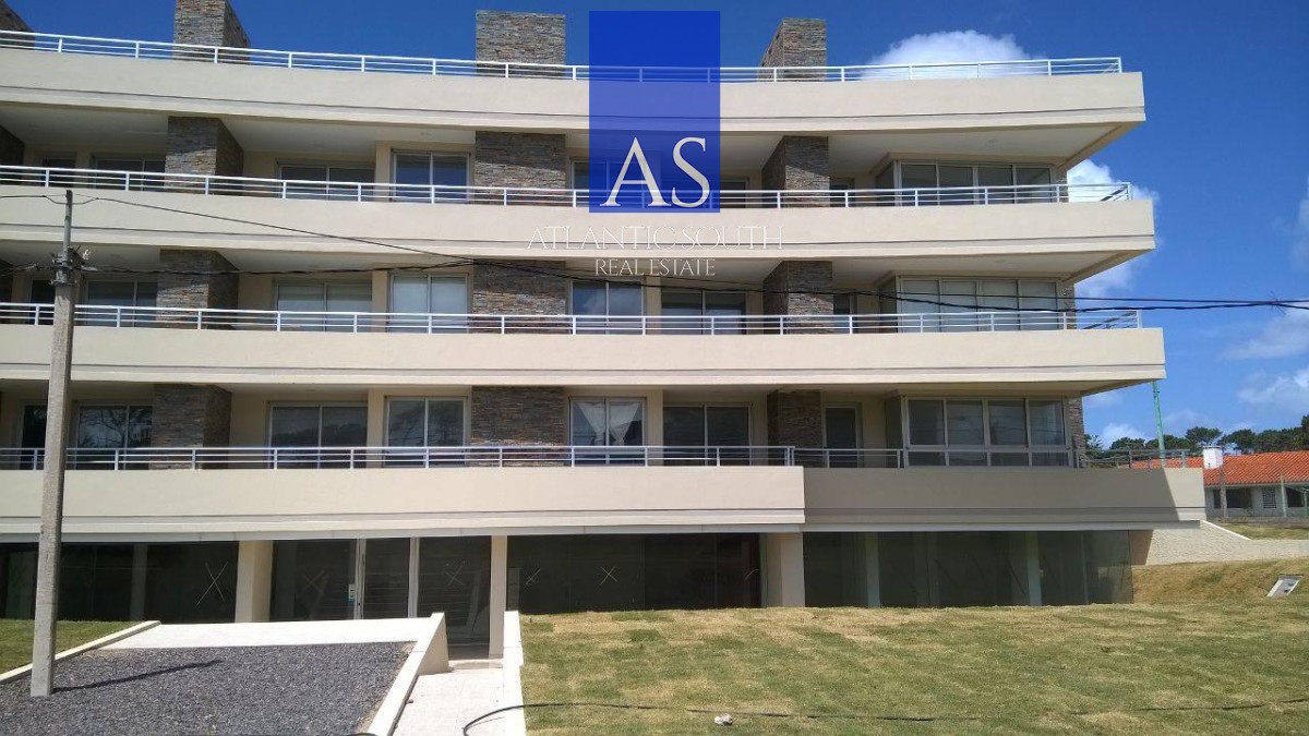 Apartamento ID.3774 - Apartamento moderno 1 dormitorio con parrillero propio terraza garage Playa Mansa a metros del mar Punta del Este