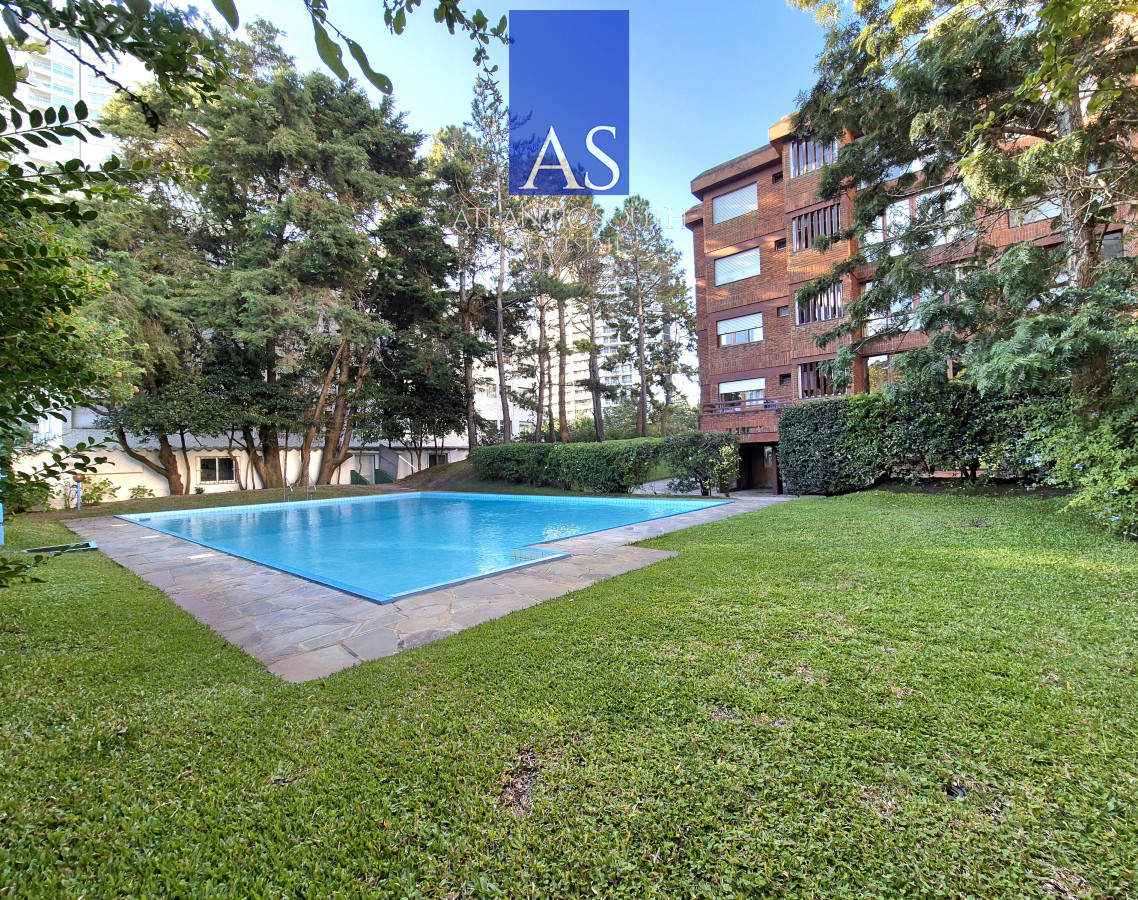Apartamento ID.3041 - Apartamento 2 dormitorios parrillero propio estufa a leña terraza cochera excelente zona Punta del Este