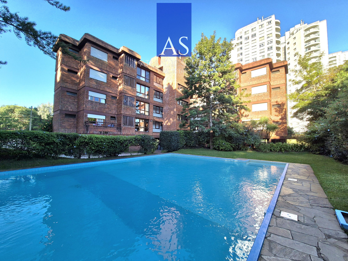 Apartamento ID.3041 - Apartamento 2 dormitorios parrillero propio estufa a leña terraza cochera excelente zona Punta del Este