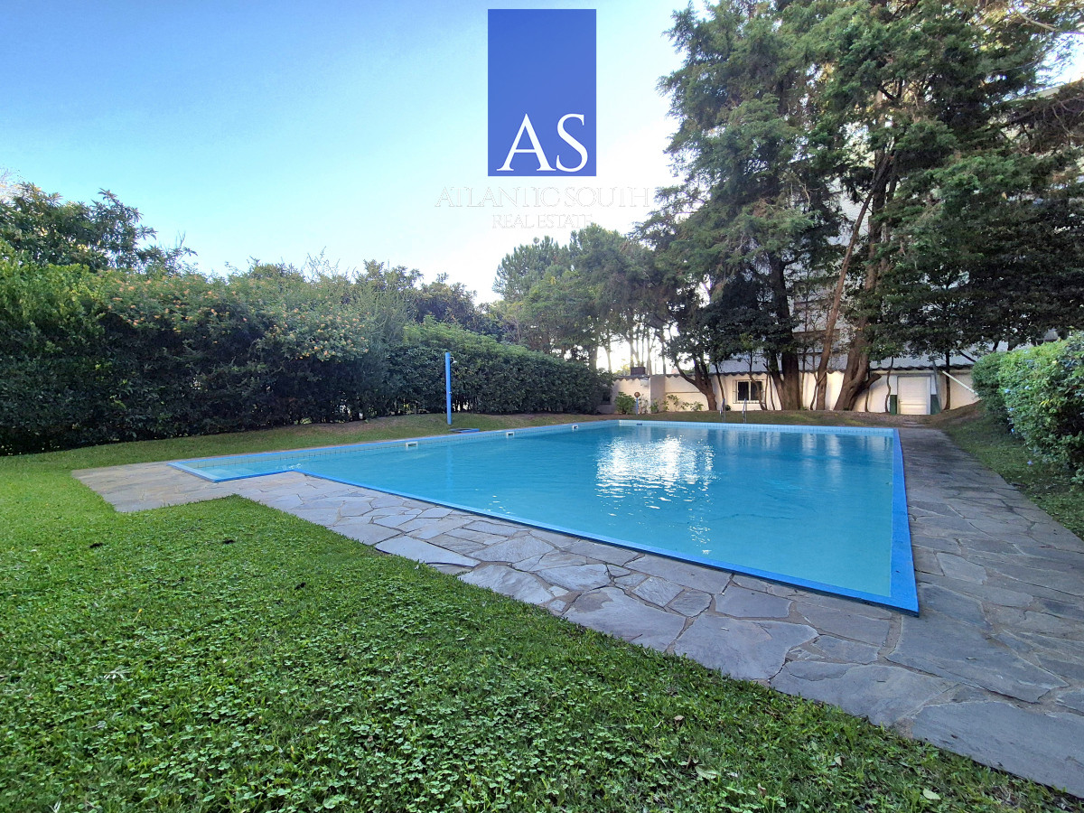 Apartamento ID.3041 - Apartamento 2 dormitorios parrillero propio estufa a leña terraza cochera excelente zona Punta del Este