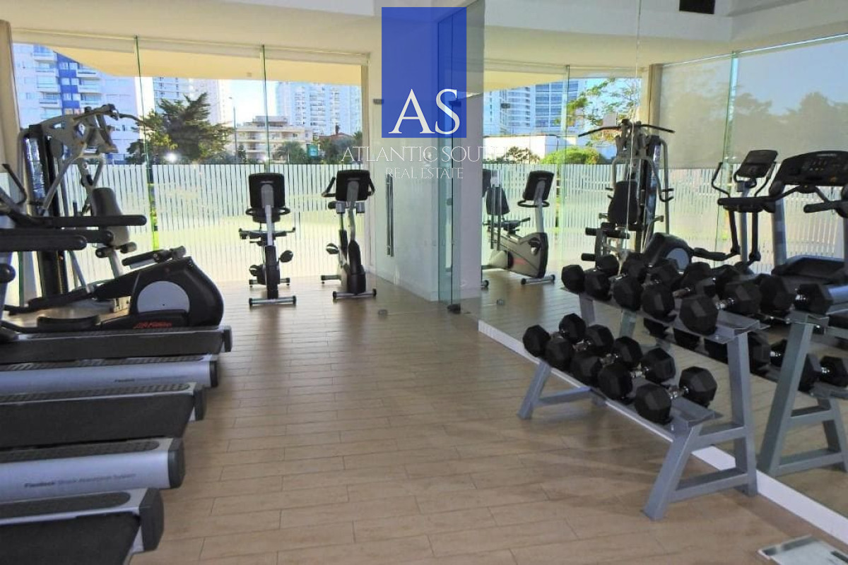 Apartamento ID.4937 - Penthouse de 3 dormitorios con vista directa al mar en Playa Mansa, Punta del Este