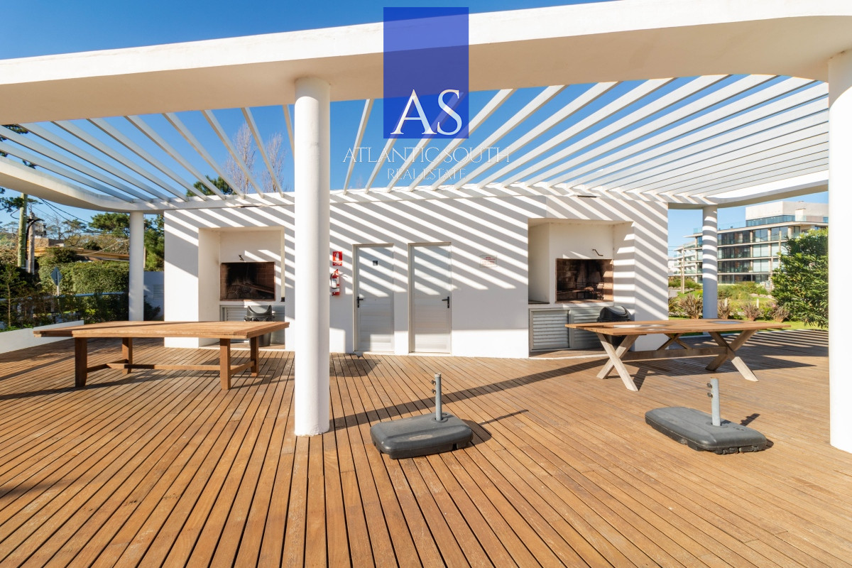 Apartamento ID.3719 - Apartamento moderno de categoría 3 dormitorios+dependencia completa en primera linea al mar en Playa Mansa Pinares Punta del Este