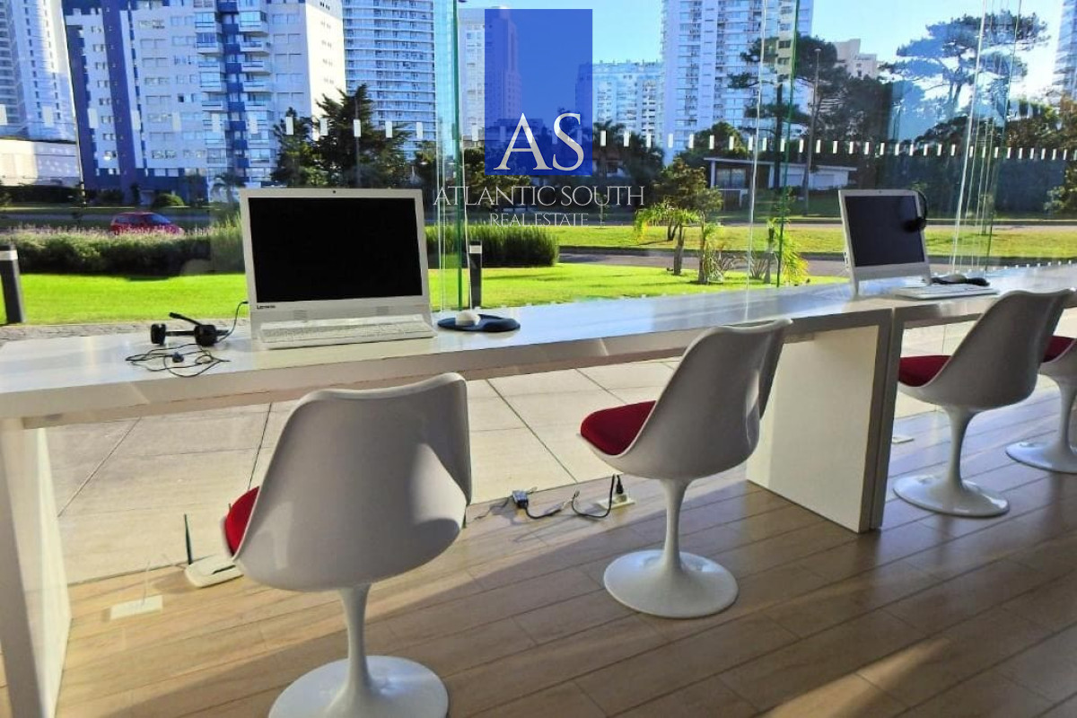 Apartamento ID.4937 - Penthouse de 3 dormitorios con vista directa al mar en Playa Mansa, Punta del Este