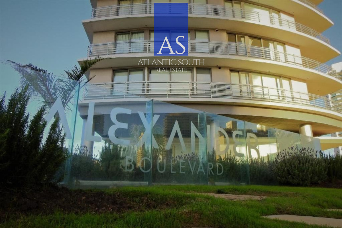 Apartamento ID.4937 - Penthouse de 3 dormitorios con vista directa al mar en Playa Mansa, Punta del Este