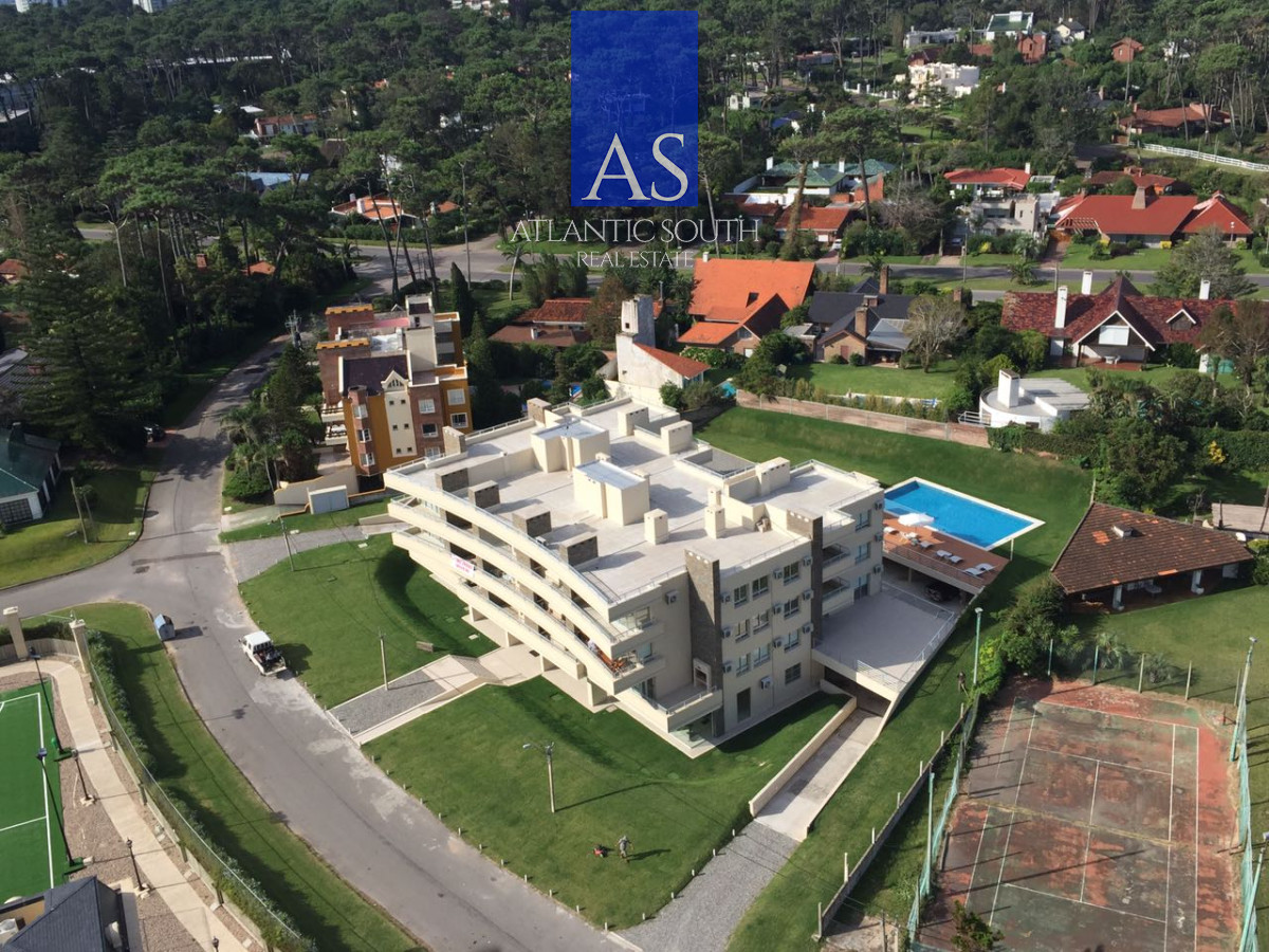 Apartamento ID.3774 - Apartamento moderno 1 dormitorio con parrillero propio terraza garage Playa Mansa a metros del mar Punta del Este