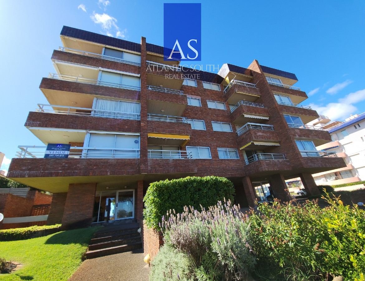 Apartamento ID.3695 - Alquiler anual  2 dormitorios terraza cochera primera linea Playa Mansa