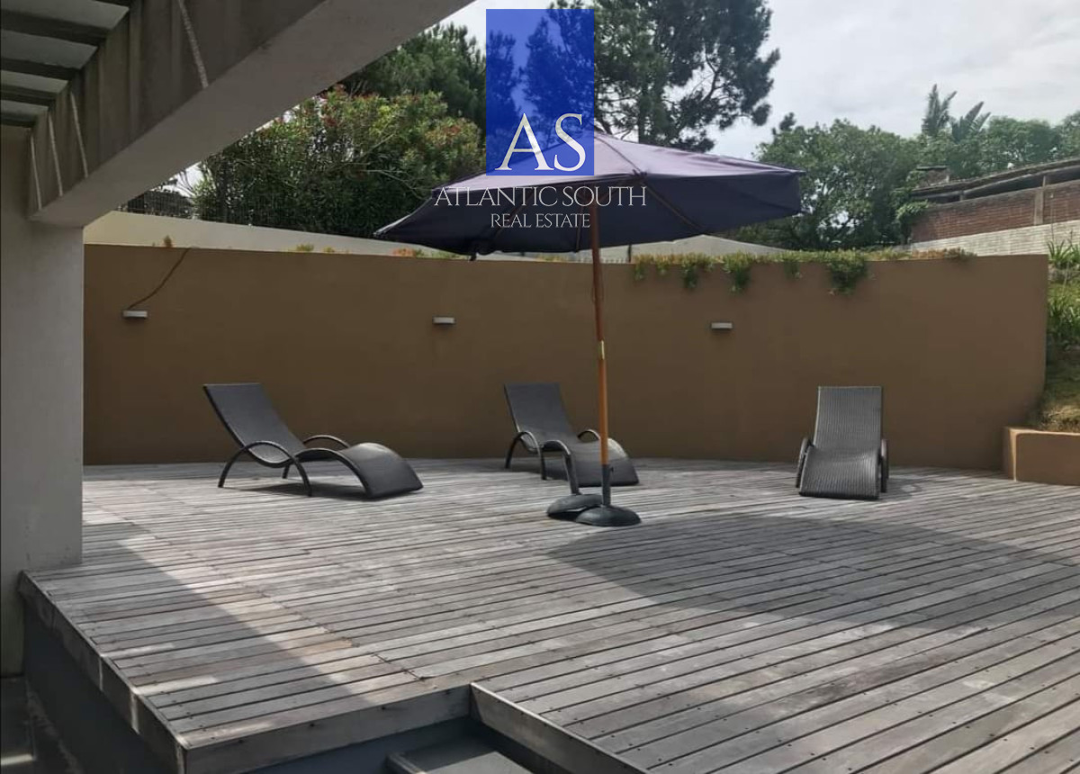 Apartamento ID.4455 - Penthouse apartamento 2 dormitorios frente al mar con azotea de uso exclusivo garage primera línea Playa Mansa Pinares Punta del Este