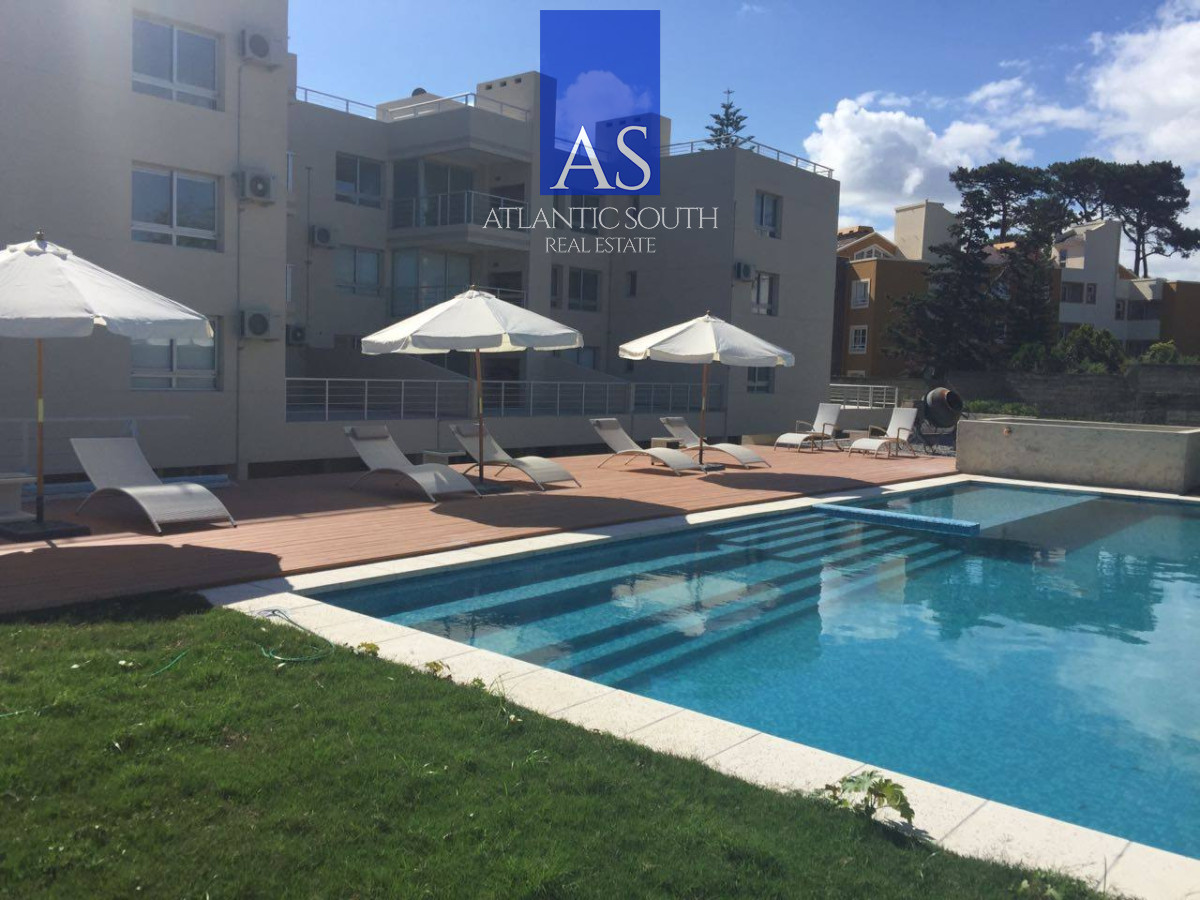 Apartamento ID.3774 - Apartamento moderno 1 dormitorio con parrillero propio terraza garage Playa Mansa a metros del mar Punta del Este