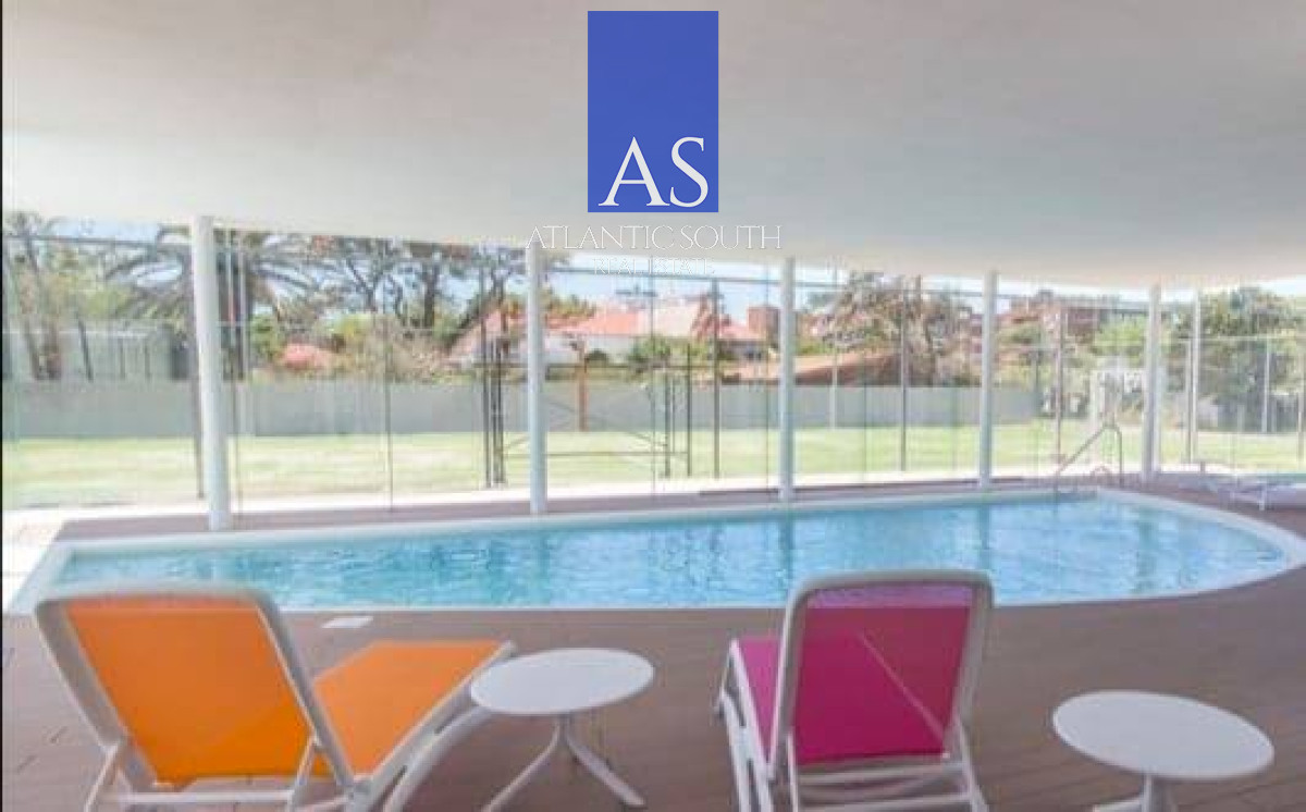 Apartamento ID.4937 - Penthouse de 3 dormitorios con vista directa al mar en Playa Mansa, Punta del Este