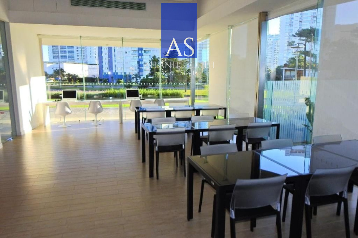 Apartamento ID.4937 - Penthouse de 3 dormitorios con vista directa al mar en Playa Mansa, Punta del Este