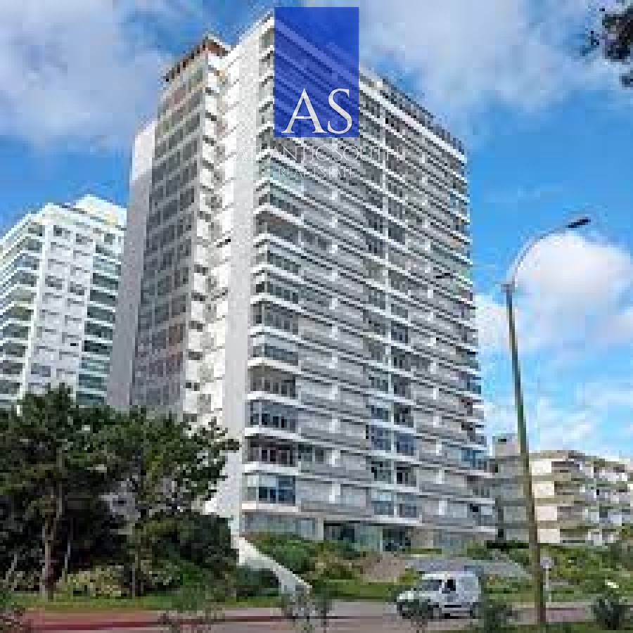 Apartamento ID.4844 - Planta de categoría 3 dormitorios + dependencia parrillero propio frente al mar Punta del Este 