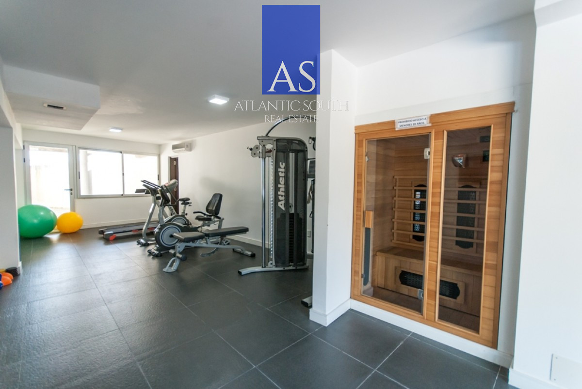 Apartamento ID.4455 - Penthouse apartamento 2 dormitorios frente al mar con azotea de uso exclusivo garage primera línea Playa Mansa Pinares Punta del Este