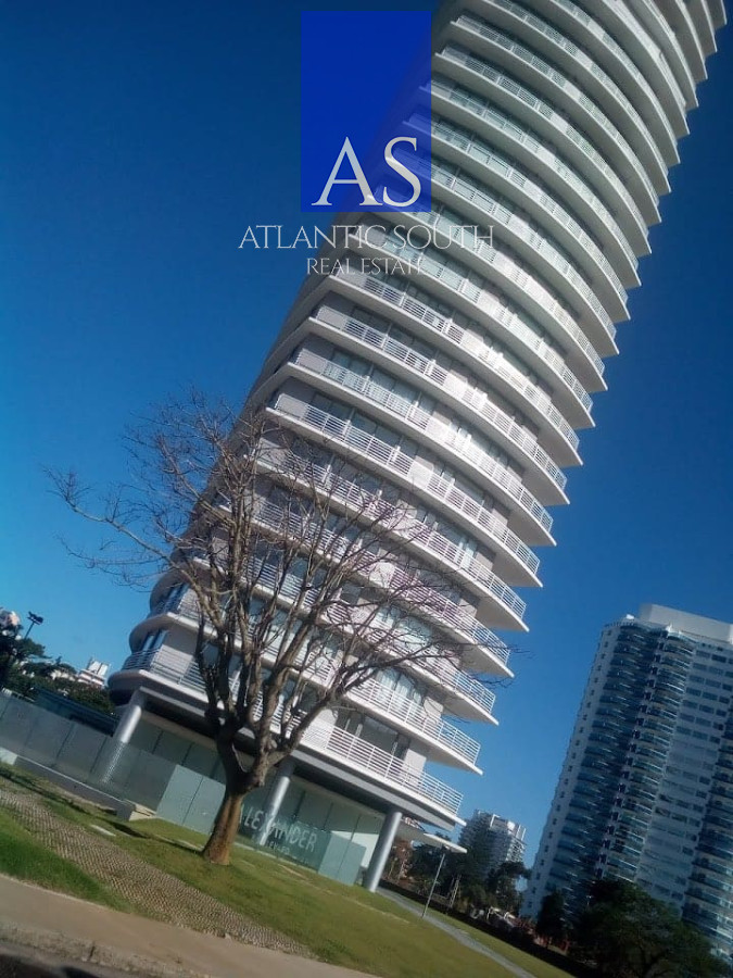 Apartamento ID.4937 - Penthouse de 3 dormitorios con vista directa al mar en Playa Mansa, Punta del Este