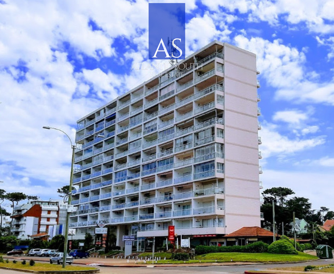 Apartamento ID.4201 - Apartamento 1 dormitorio en venta con vista al Mar edificio primera línea Playa Mansa Punta del Este