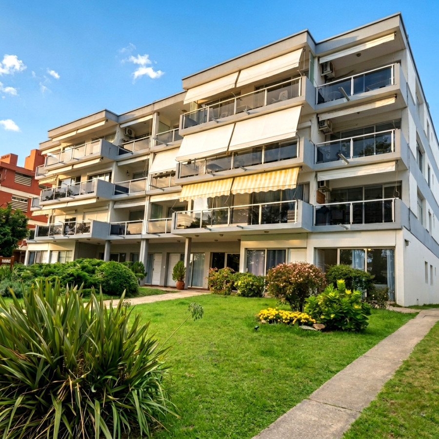 Apartamento de 2 dormitorios, patio con barbacoa y cochera techada en Punta del Este