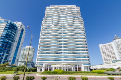 Apartamento 3 dormitorios y dependencia en primera linea frente al mar Millenium Playa Mansa Punta del Este