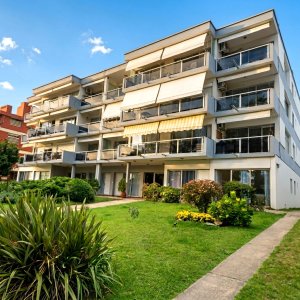 Apartamento de 2 dormitorios, patio con barbacoa y cochera techada en Punta del Este