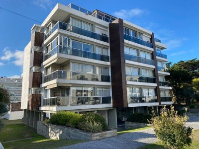 Apartamento en venta de dos dormitorios, ed. con servicios Aydi Grill