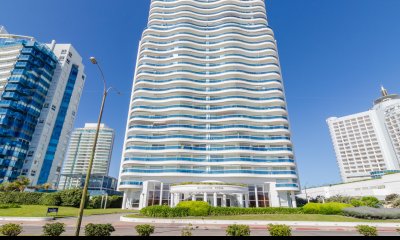 Apartamento 3 dormitorios y dependencia en primera linea frente al mar Millenium Playa Mansa Punta del Este