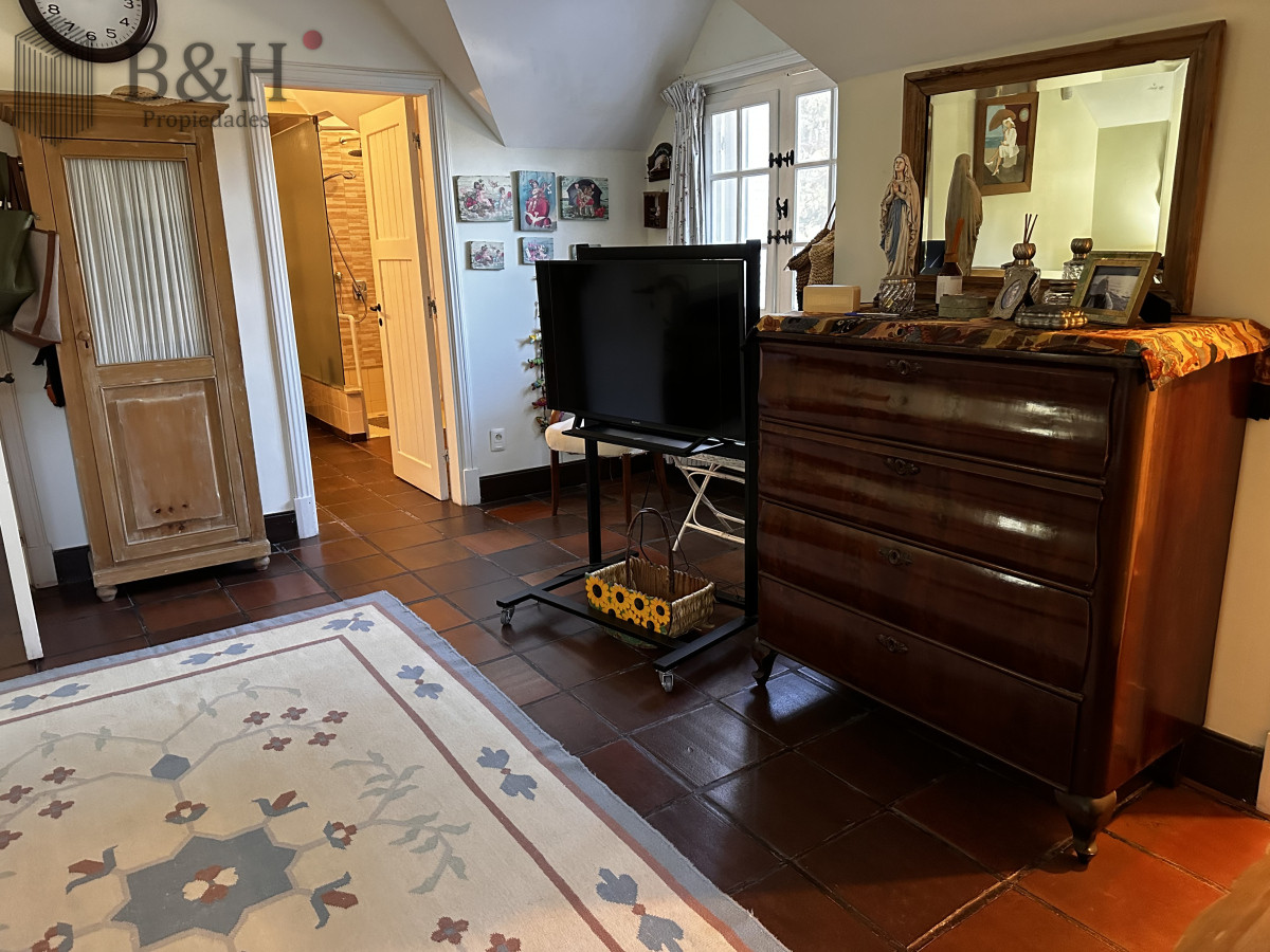 Casa ID.5457 - EN VENTA UNA CASA CON TRADICION DE 5 DORMITORIOS