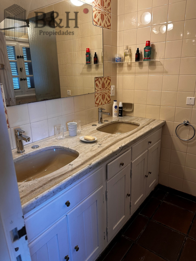 Casa ID.5457 - EN VENTA UNA CASA CON TRADICION DE 5 DORMITORIOS