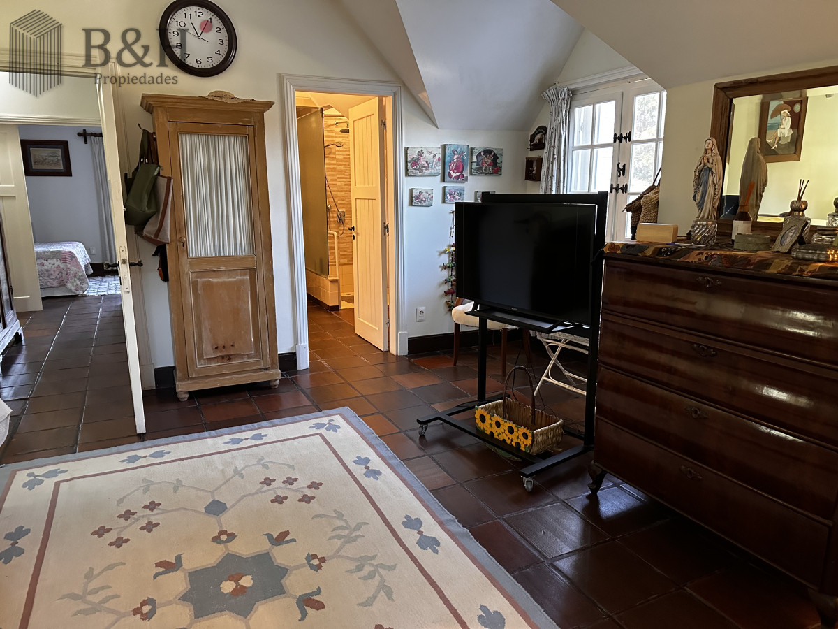 Casa ID.5457 - EN VENTA UNA CASA CON TRADICION DE 5 DORMITORIOS