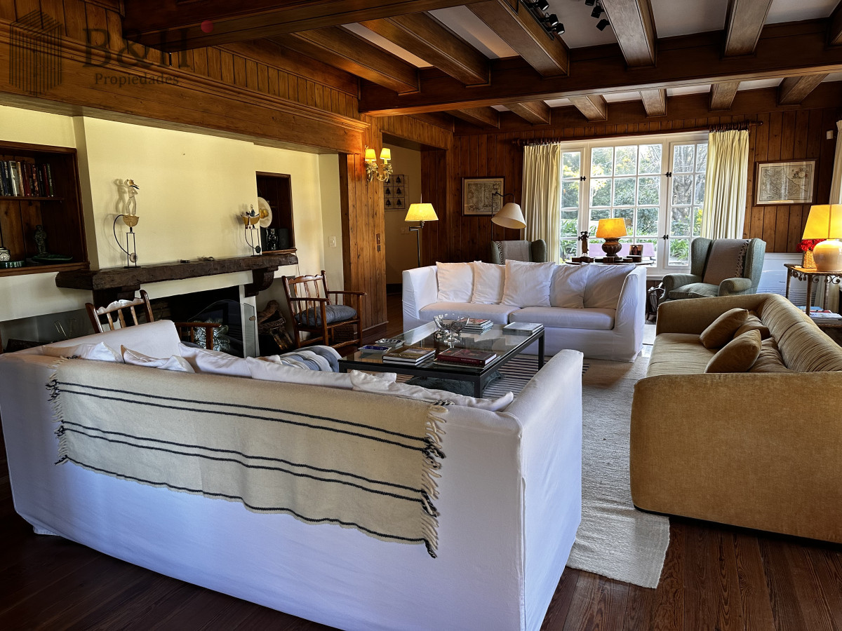 Casa ID.5457 - EN VENTA UNA CASA CON TRADICION DE 5 DORMITORIOS