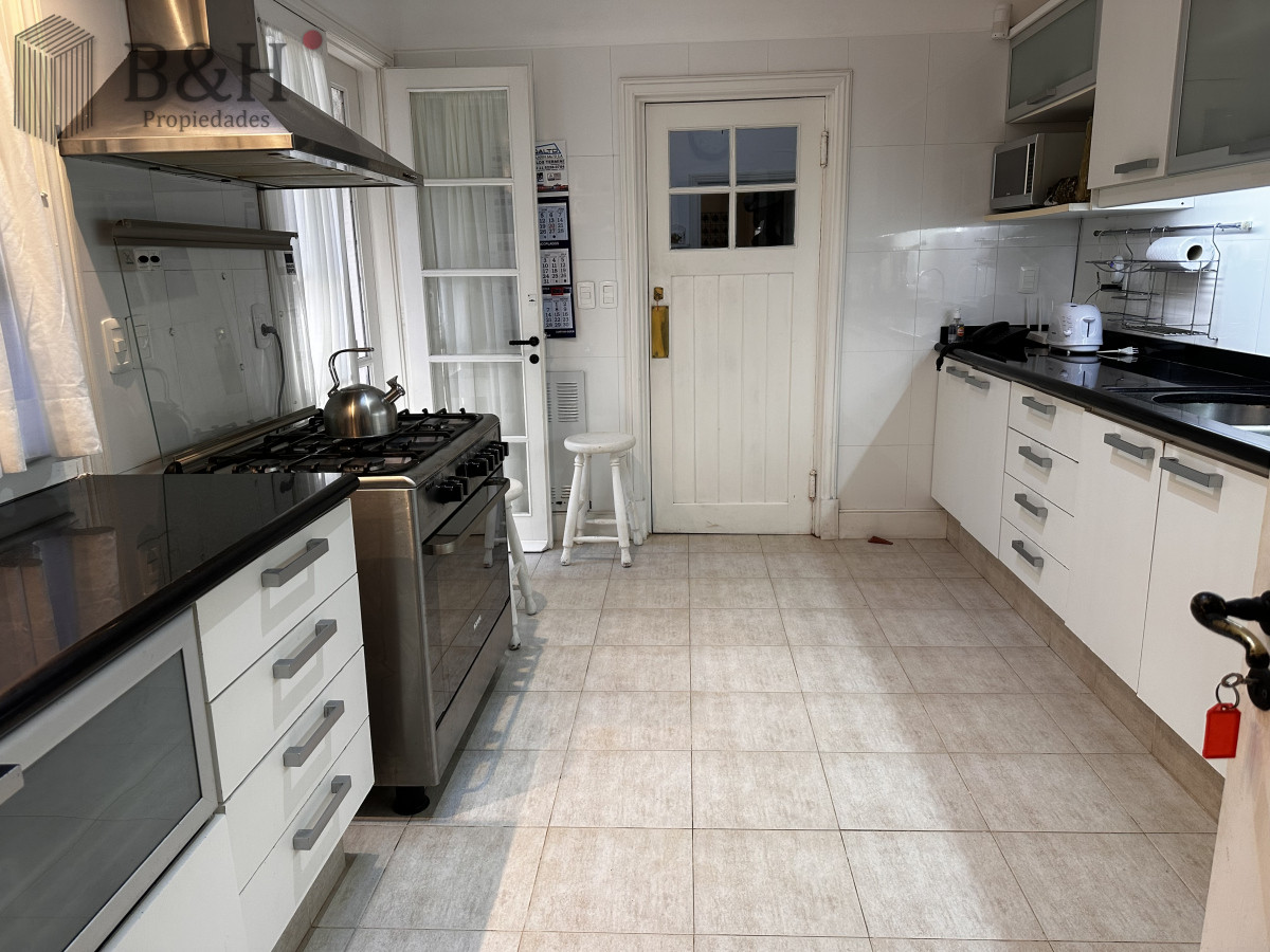 Casa ID.5457 - EN VENTA UNA CASA CON TRADICION DE 5 DORMITORIOS