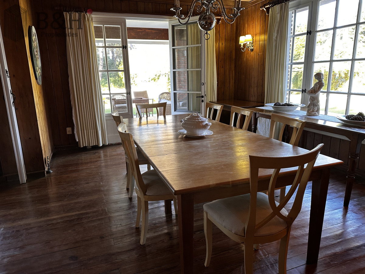 Casa ID.5457 - EN VENTA UNA CASA CON TRADICION DE 5 DORMITORIOS