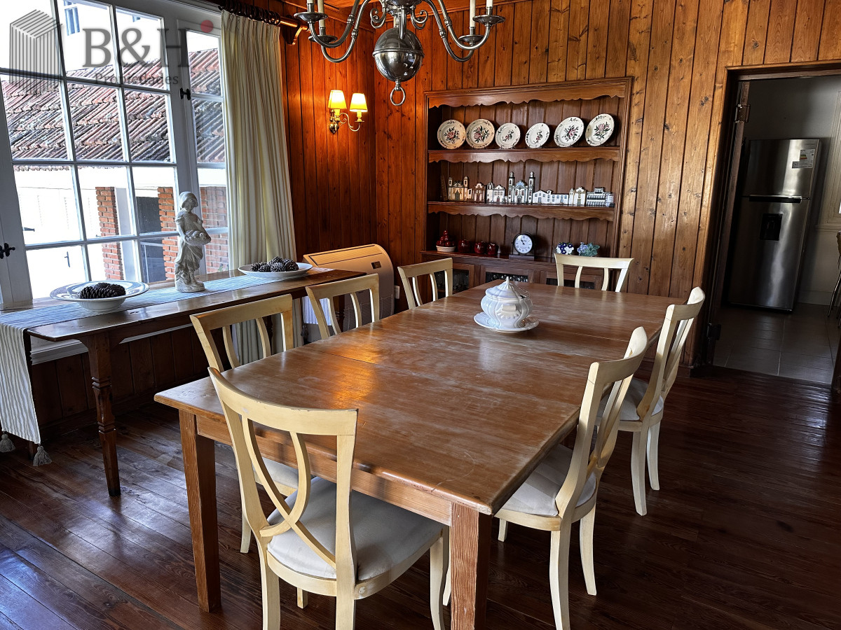 Casa ID.5457 - EN VENTA UNA CASA CON TRADICION DE 5 DORMITORIOS