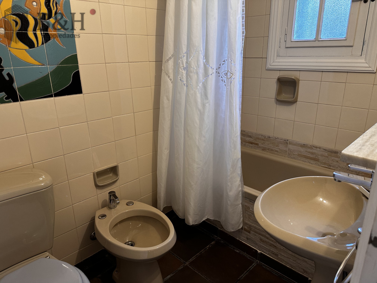 Casa ID.5457 - EN VENTA UNA CASA CON TRADICION DE 5 DORMITORIOS